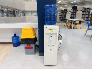 จุดลบริการน้ำดื่ม อาคารห้องสมุด สำนักวิทยบริการและเทคโนโลยีสารสนเทศ (อาคารวิทยบริการ) จัดบริการในทุกชั้นหลักของห้องสมุด ทั้ง 5 ชั้น รวม 12 จุด