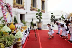 สถานีวิทยุกระจายเสียง มทร.ธัญบุรี วางพวงมาลา และเข้าถวายบังคมพระบรมศพ สมเด็จพระนางเจ้าสิริกิติ์ พระบรมราชินีนาถ พระบรมราชชนนีพันปีหลวง ณ พระที่นั่งดุสิตมหาปราสาท ในพระบรมมหาราชวัง