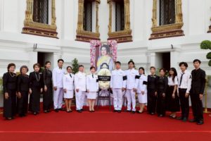 สถานีวิทยุกระจายเสียง มทร.ธัญบุรี วางพวงมาลา และเข้าถวายบังคมพระบรมศพ สมเด็จพระนางเจ้าสิริกิติ์ พระบรมราชินีนาถ พระบรมราชชนนีพันปีหลวง ณ พระที่นั่งดุสิตมหาปราสาท ในพระบรมมหาราชวัง