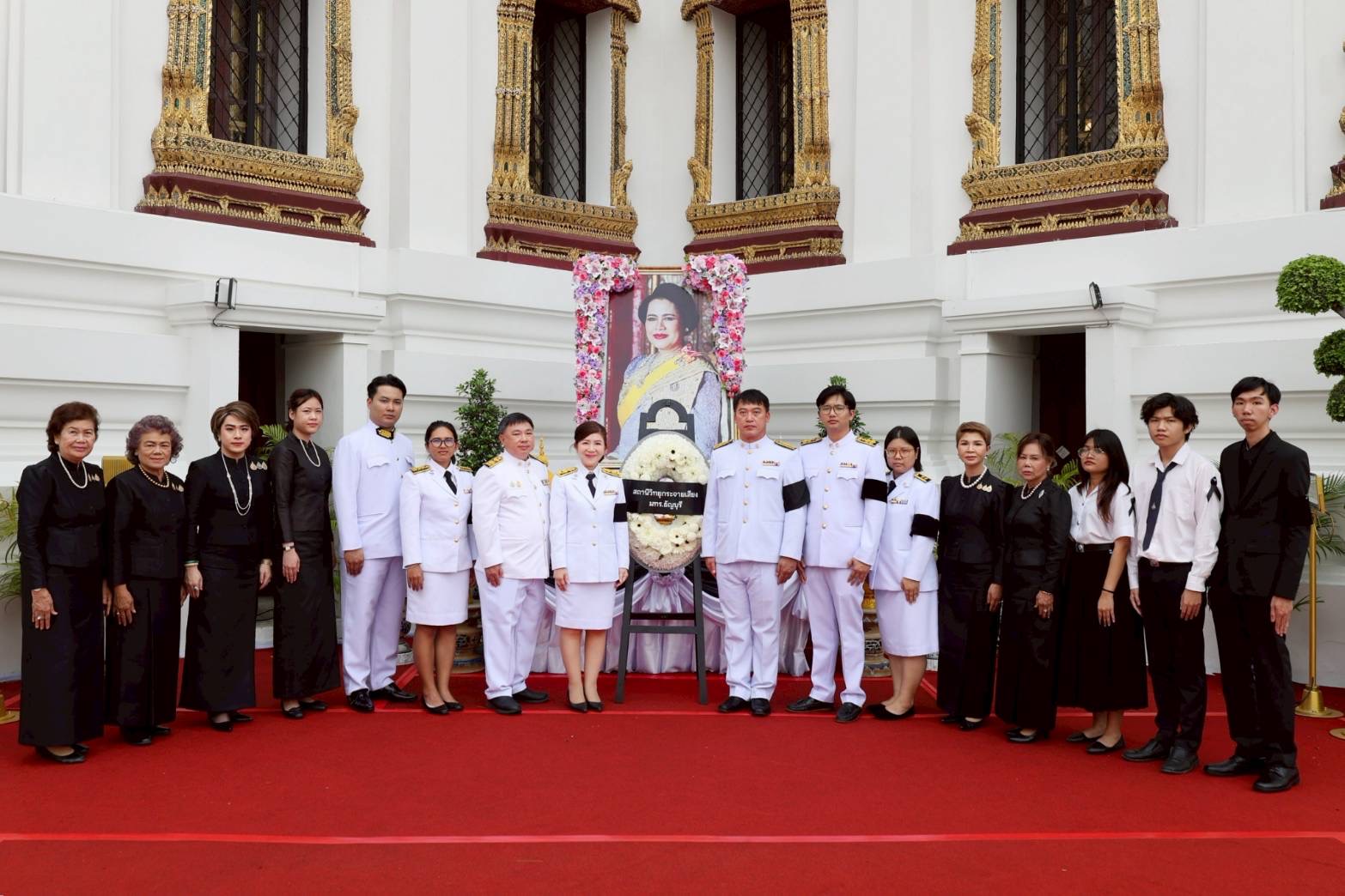 สถานีวิทยุกระจายเสียง มทร.ธัญบุรี วางพวงมาลา และเข้าถวายบังคมพระบรมศพ สมเด็จพระนางเจ้าสิริกิติ์ พระบรมราชินีนาถ พระบรมราชชนนีพันปีหลวง ณ พระที่นั่งดุสิตมหาปราสาท ในพระบรมมหาราชวัง