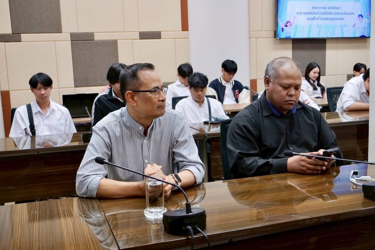 สถานีวิทยุกระจายเสียง มทร.ธัญบุรี เปิดโลกวิทยุยุคดิจิทัล ถ่ายทอดประสบการณ์งานข่าวและสื่อออนไลน์ ให้นักศึกษา สาขาวิชาเทคโนโลยีมัลติมีเดีย คณะบริหารธุรกิจและเทคโนโลยีสารสนเทศ มทร.ตะวันออก