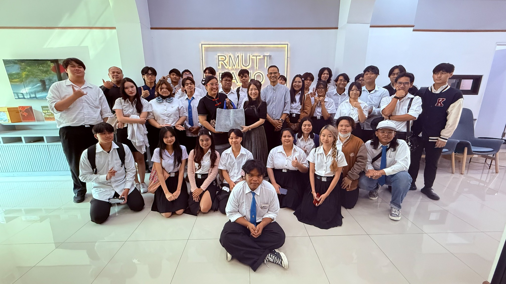 สถานีวิทยุกระจายเสียง มทร.ธัญบุรี เปิดโลกวิทยุยุคดิจิทัล ถ่ายทอดประสบการณ์งานข่าวและสื่อออนไลน์ ให้นักศึกษา สาขาวิชาเทคโนโลยีมัลติมีเดีย คณะบริหารธุรกิจและเทคโนโลยีสารสนเทศ มทร.ตะวันออก