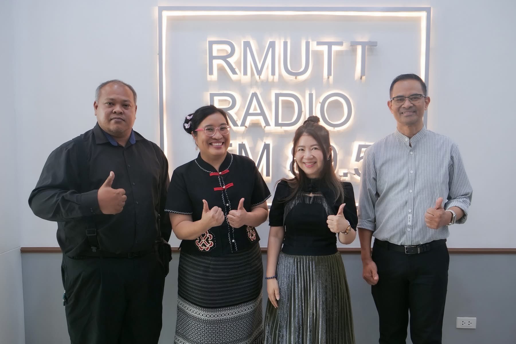 สถานีวิทยุกระจายเสียง มทร.ธัญบุรี เปิดโลกวิทยุยุคดิจิทัล ถ่ายทอดประสบการณ์งานข่าวและสื่อออนไลน์ ให้นักศึกษา สาขาวิชาเทคโนโลยีมัลติมีเดีย คณะบริหารธุรกิจและเทคโนโลยีสารสนเทศ มทร.ตะวันออก