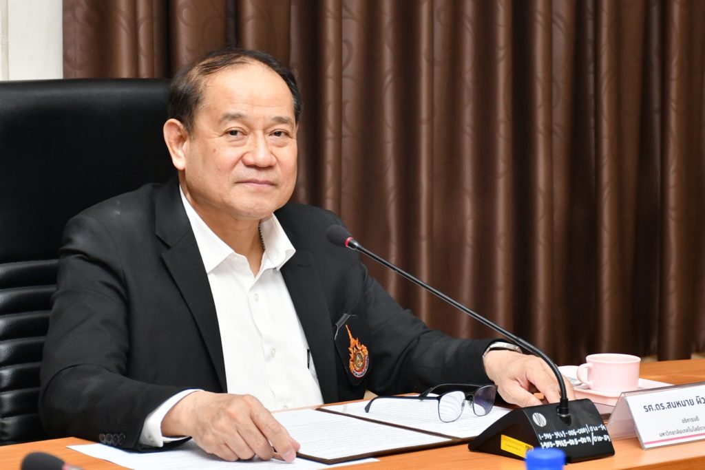 ผู้บริหารมหาวิทยาลัยนั่งประชุมและลงนามเอกสารในพิธีความร่วมมืออย่างเป็นทางการ