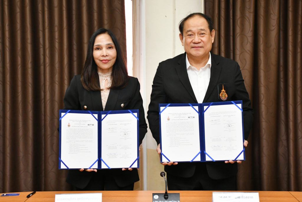ผู้บริหารสองท่านลงนามความร่วมมือและถือเอกสารบันทึกข้อตกลงอย่างเป็นทางการ ภายหลังพิธีลงนามความร่วมมือระหว่างหน่วยงาน