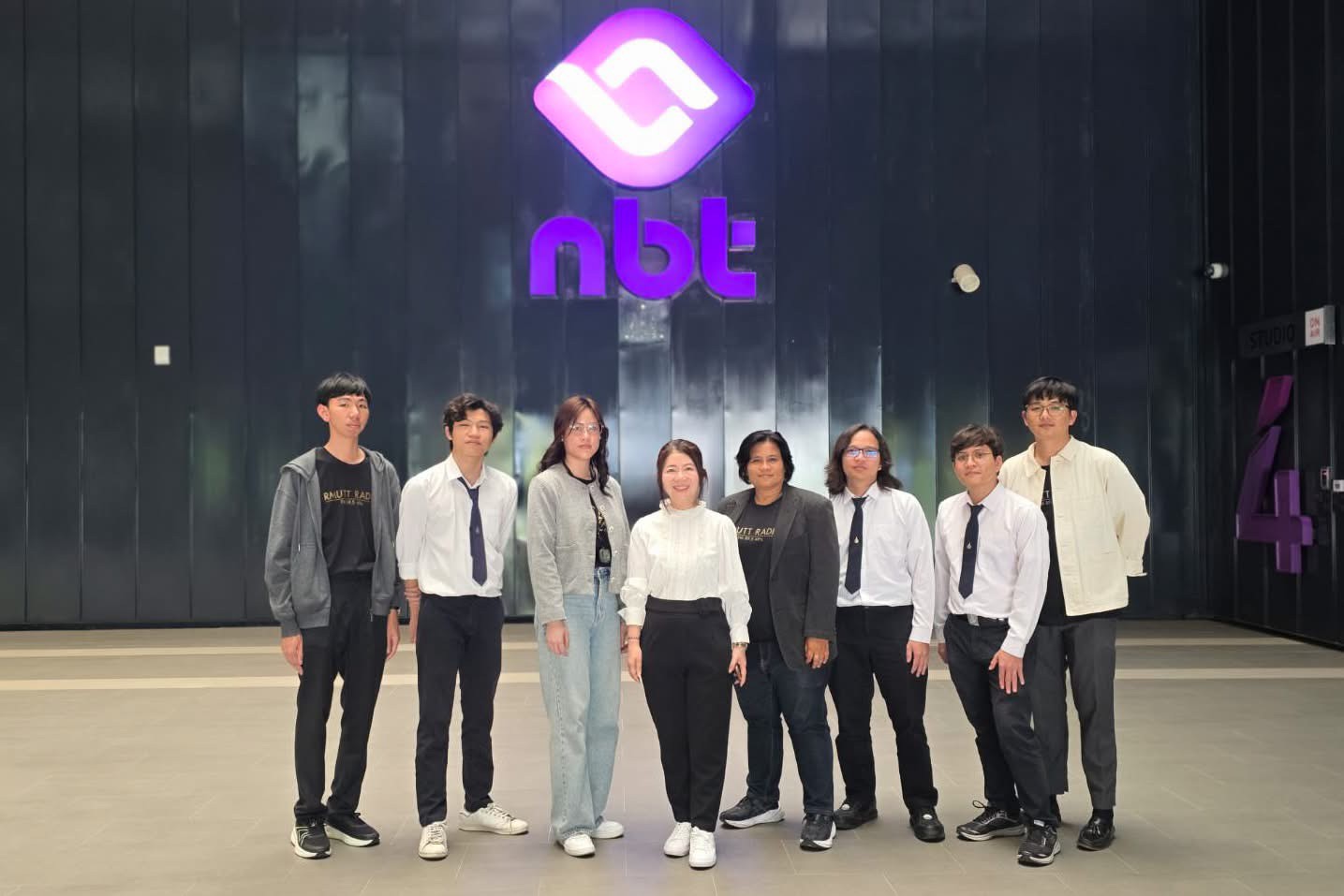 สถานีวิทยุกระจายเสียง มทร.ธัญบุรี เเลกเปลี่ยนเรียนรู้ สถานีวิทยุกระจายเสียงแห่งประเทศไทย กรมประชาสัมพันธ์ เชื่อมโยงเครือข่ายวิชาชีพ เสริมทักษะสื่อดิจิทัล พร้อมก้าวสู่การเป็นสื่อวิทยุยุคใหม่